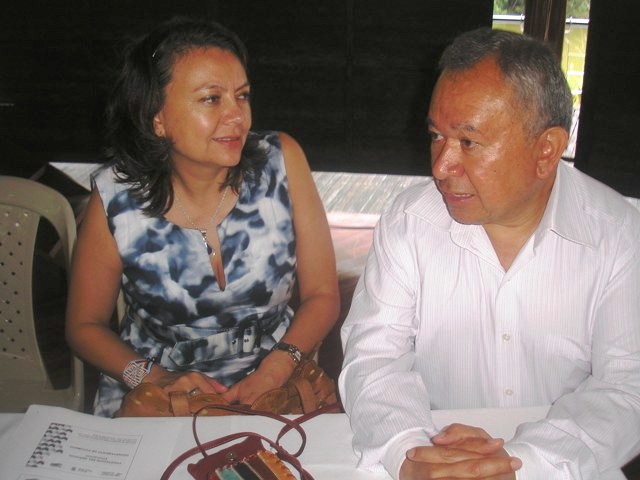 OLYMPUS DIGITAL CAMERA Janeth Sarmiento (Directora de Fortalecimiento del MEN) y Abogado Julio Calderon nuevo administrador de la educación para el Putumayo. Foto : Germán Arenas