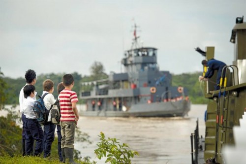 Niños de Nueva Paya (Colombia) observan la llegada de los buques de Perú y Colombia por el río Putumayo. / Andrés Torres