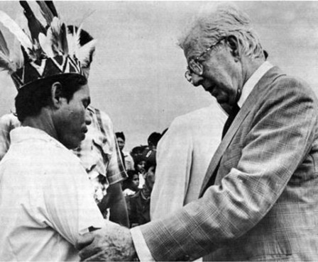 El ex presidente Virgilio Barco, durante la entrega del territorio a los indígenas en Putumayo. semana.com