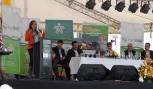 La Plaza Mayor de Villa de Leyva fue el lugar donde el Ministro del Trabajo, Rafael Pardo, y la directora del SENA, Gina Parody, presentaron al país la iniciativa.