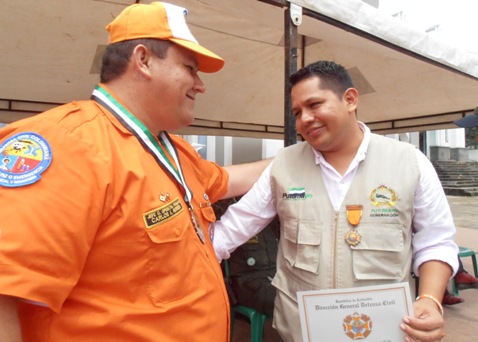 Foto: Carlos Herrera, recibiendo los botes de manos secretario de gobierno departamental Javier Rosero Pai