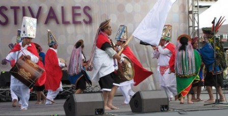 Puesta en escena de la muestra colectiva del Bëtsknaté (Día grande) y Danza de los Saraguayes en la Plaza Central de Villa de Leyva, donde se reunieron más de 3.000 para conmemorar los 204 años de independencia de Colombia.