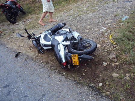 Moto accidentada con daños  en  varias partes.