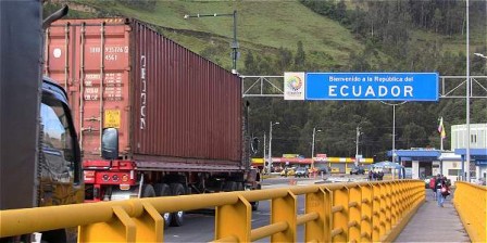 Foto: Rafael Quintero/El Tiempo Los colombianos que abandonan el país, víctimas de los grupos ilegales, atraviesan el puente Rumichaca para ir a Ecuador, sin dinero pero con esperanza. 