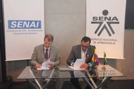 Momentos en los que los directores generales de SENAI, Rafael Lucchesi, y del SENA, Alfonso Prada, protocolizan la prórroga de la alianza de cooperación entre los dos gigantes de la formación profesional.
