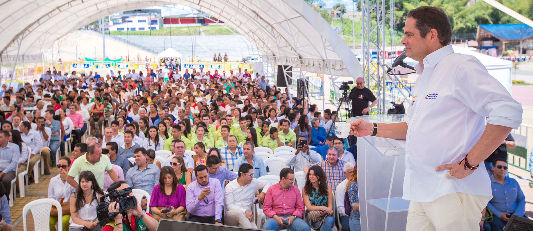 En Pitalito, Huila, Vicepresidente Vargas Lleras presidió firma del acta de inicio de la Autopista 4G Santa-Mocoa-Neiva.