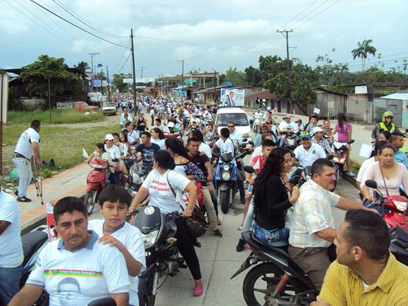 Desfile multitudinario respaldando al candidato Arturo Rosero.