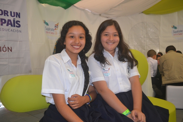 Yurani Katherine Solarte del grado 11° y Valeria Bedoya Guerrero del grado 7° de la I.E Santa María Goretti.