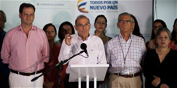 Foto: Eliana Aponte / ELTIEMPO Sergio Jaramillo (izq.), alto comisionado para la Paz, Humberto de la Calle, jefe negociador del Gobierno y el general (r) Jorge Enrique Mora.