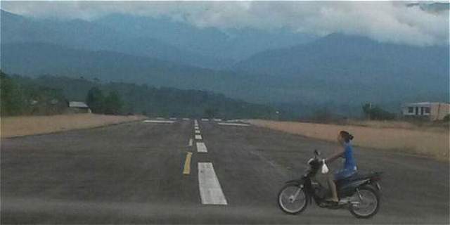 Foto: Archivo particular Hasta en moto se puede andar por la pista del aeropuerto de Orito.