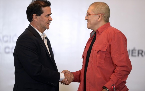 Los jefes de las dos delegaciones, del Gobierno Frank Pearl, y del Eln Eliécer Erlinto Chamorro Acosta alias “Antonio García”. FOTO AFP