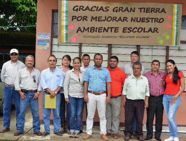 De derecha a Izquierda secretaria privada Alcalde Villagarzón Yesica Arboleda, Profesor IE Guillemo Valencia Norberto Enríquez, Abogado Asesor Alcalde Silvio Jiménez, Superintendente Gran Tierra Energy Colombia Ricardo Diaz, Rector IE Guillermo Valencia Leandro León Gomez, Alcalde Villagarzón JhonEver Calderon Valencia, Profesor Leonardo Ortega (director IE Guillermo Valencia Rural), Coordinadora Social Gran Tierra Energy Angela Torres, Asistente Social Gran Tierra Energy Sandra Benavides, Ingeniero Gran Tierra Energy Javier Gómez Viveros, Supervisor Social Gran Tierra Energy Gilberto Garcia.
