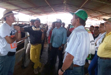 Ganaderos de Puerto Guzmán en Putumayo se capacitan gracias Sena y al apoyo de entidades como Cogamayo, FNG, entre otros. Foto: Leonardo Marroquín.