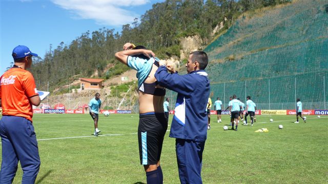 Saulo Chamorro ubicando los dispositivos GPS a futbolista de la Selección Ecuador. Junio de 2011