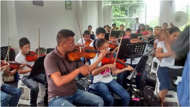 Orquesta Sinfónica de Cuerdas de Puerto Asís en ensayos