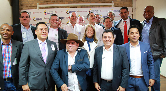 La ministra de Vivienda, Elsa Noguera, y el vicepresidente, Germán Vargas Lleras, junto a algunos alcaldes que firmaron convenios.