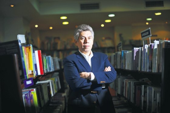Daniel Coronell asegura que los periodistas no deben convertirse en productores de la propaganda a favor ni en contra del proceso de paz. / Cristian Garavito