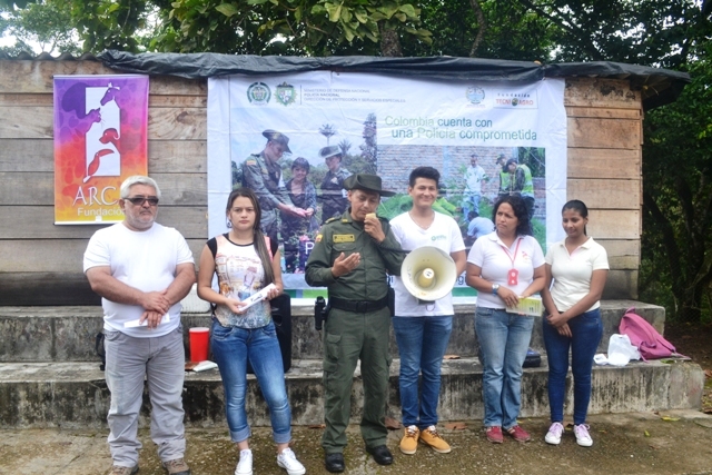 Policía Ambiental, Fundación ARCA y estudiantes de Saneamiento Ambiental en el barrio Huasipanga