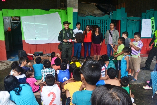 Policía Ambiental y estudiantes de Saneamiento Ambiental en el barrio La Peña