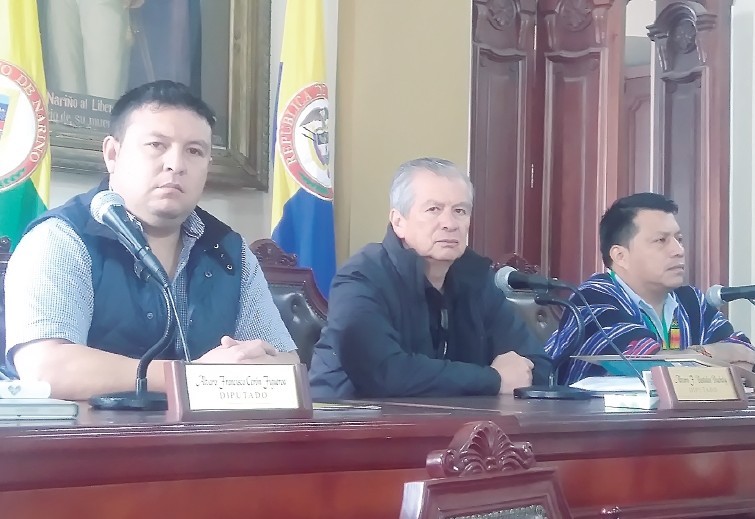 El diputado de Putumayo, Jesús Quinchoa (der.) confirmó ayer en la Duma de Nariño que se adelantará una sesión conjunta sobre la variante San Francisco-Mocoa. Lo acompañan en la imagen sus colegas nariñenses Francisco Cerón (izq.) y Álvaro Bastidas.