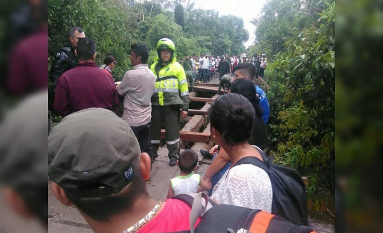 Cientos de personas afectadas por el desmonte de uno de los puentes. | Foto: Comunidades.