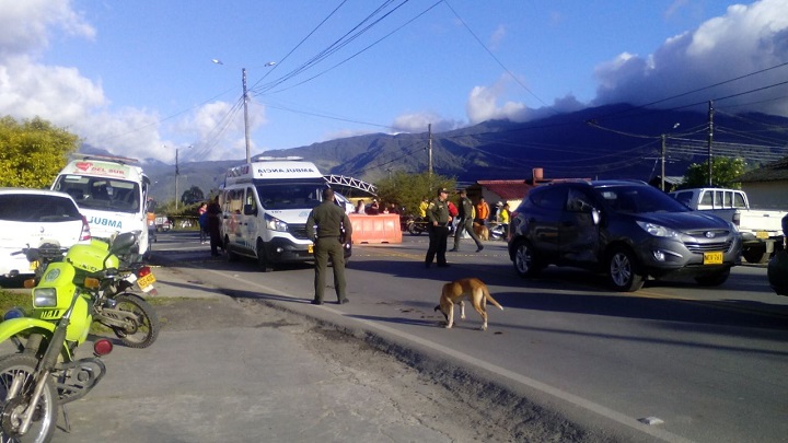 En la mitad de la calle quedó el automóvil de la funcionaria pública. Foto: Defensa Civil Sibundoy