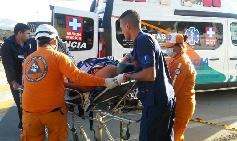 El paciente tuvo que ser trasladado a otra ambulancia para ser llevado hacia la ciudad de Pasto. | Foto: Defensa Civil Sibundoy.