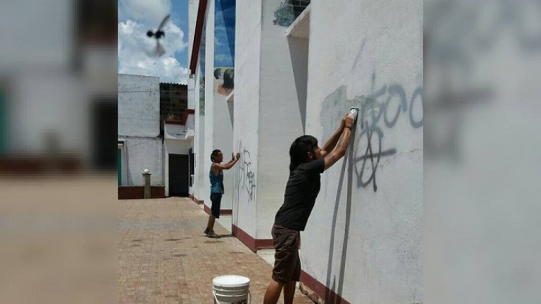 Con esponja en mano, los jóvenes tuvieron que borrar grafitis. | Foto: Policía Nacional.