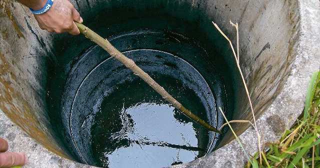  Algunos aljibes de los que depende la población están visiblemente contaminados. (Foto: Angie Ramírez-Grupo Terrae)