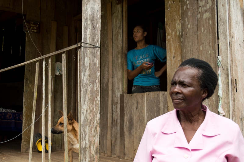 La esperanza siempre se mantiene y la mirada fija ante los milagros de la vida; Araceli, su nieta Lina y su mascota en su vivienda listas para salir a su trabajo.