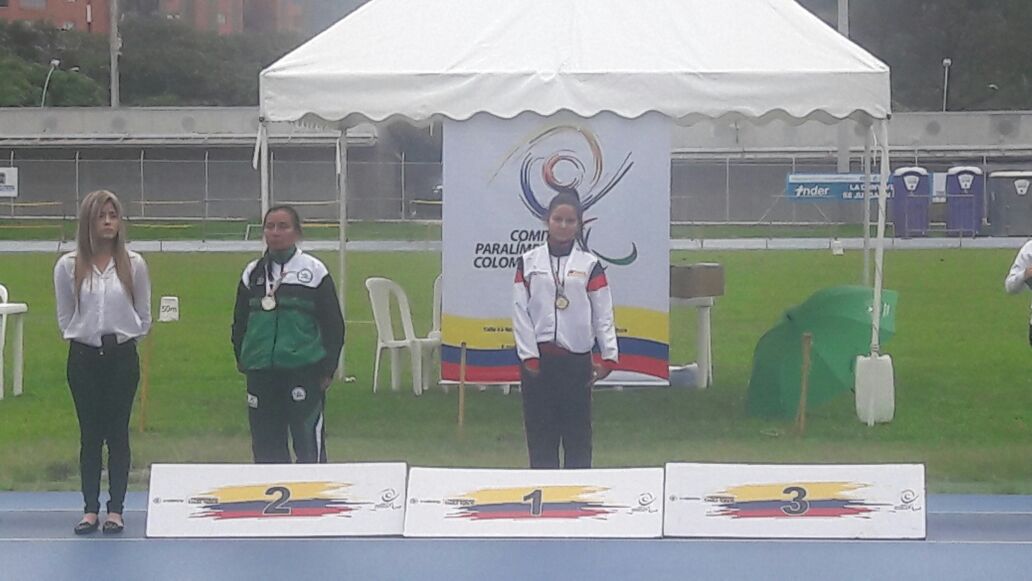 Leydi Ortiz (Izquierda) medalla de plata en 100 metros