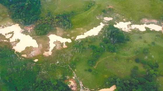 Desde un avión del Ejército que sobrevoló Puerto Caicedo (Putumayo), los daños ambientales son evidentes. / Cortesía Ejército