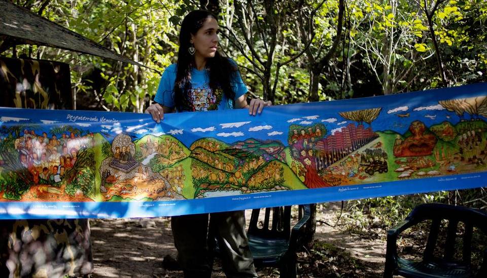 La artista Inty-Maleywa, una guerrillera de las FARC que utiliza el nombre de Malena Laverde, muestra una serie de pinturas sobre el conflicto en Colombia el pasado lunes, 3 de enero de 2017, en un campamento de Conejo, departamento de La Guajira (Colombia). Ricardo Maldonado Rozo EFE
