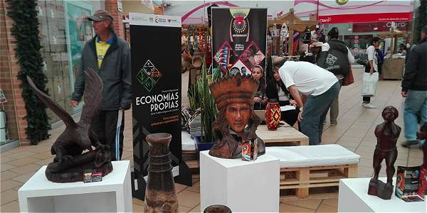 Carlos Mutumbajoy, uno de los protagonistas de esta crónica, tiene 36 años de edad y una historia dramática ligada al conflicto, pero con final feliz. Cortesía: Artesanías de Colombia