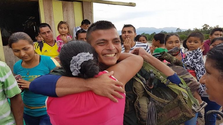 Reencuentro de una mamá con su hijo en Puerto Rosario, Caquetá. | Foto: NC Noticias.
