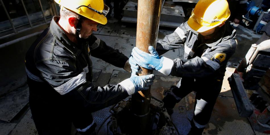 La abundancia de oferta continuará y los precios del petróleo seguirán a la baja, señalan los especialistas de este mercado. AFP