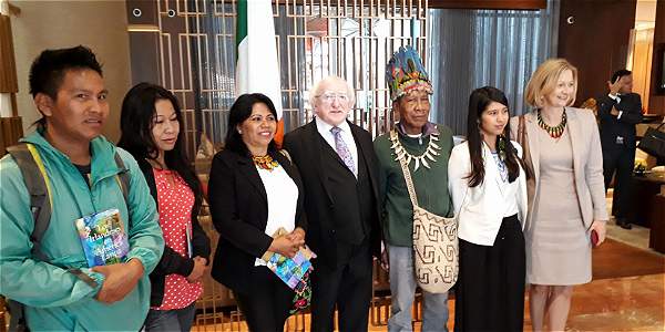 Foto: Archivo particular El presidente de Irlanda, Michael D. Higgins, y su embajadora para la región, Sonja Hyland, recibieron en Bogotá a una delegación de indígenas del Alto Putumayo.