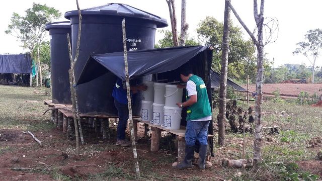 Técnicos de aguas Mocoa, verificando la potabilidad del agua que se consume en la zona veredal