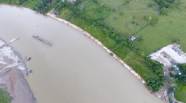 Muro en el centro del río. Foto: Secretaría de Gob. Puerto Asís.
