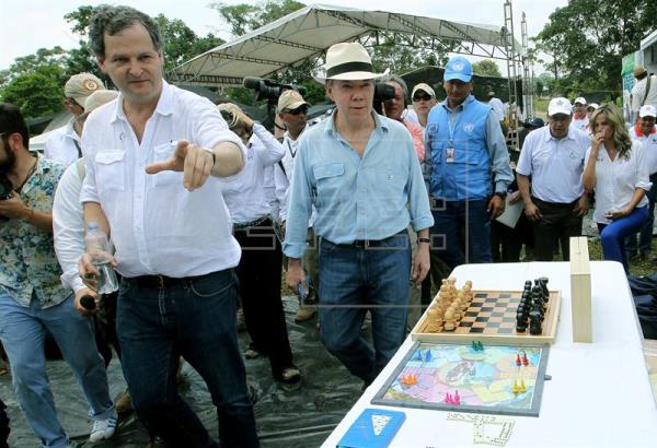 El presidente de Colombia, Juan Manuel Santos (c), y el alto comisionado para la paz, Sergio Jaramillo (i), observan algunos de los elementos que entrega el Departamento Administrativo del Deporte la Recreación, la Actividad Física y el Aprovechamiento del Tiempo Libre (Coldeportes) a miembros de las FARC el 20 de febrero de 2017, a la Zona Veredal Transitoria de Normalización (ZVTN) La Carmelita, en el departamento de Putumayo (Colombia). EFE