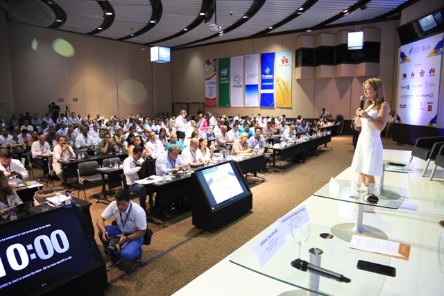 Ministra Elsa Noguera durante la intervenciòn en el Congreso de Municipios realizado en la ciudad de Cartagena. Foto: René Valenzuela (MVCT)