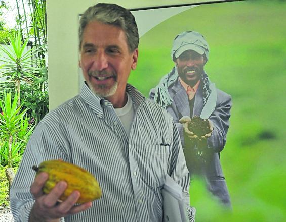 Kevin Whitaker, embajador de EE.UU. en Colombia, dijo en su visita al Ciat, en Palmira, que el cultivo del cacao es una oportunidad de desarrollo para el país. José L. Guzmán / El País