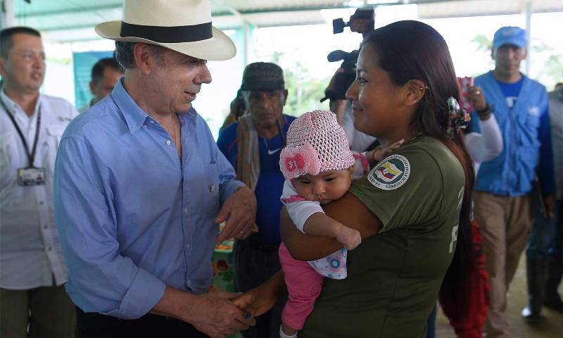 El Presidente Juan Manuel Santos saluda a una integrante de las Farc, durante una visita sorpresiva a la zona verdal La Carmelita, en Putumayo.
