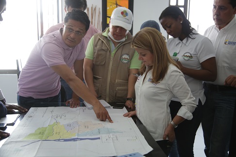 Ministra de Vivienda, Elsa Noguera, en Mocoa, Putumayo. Foto: Archivo prensa (MVCT).