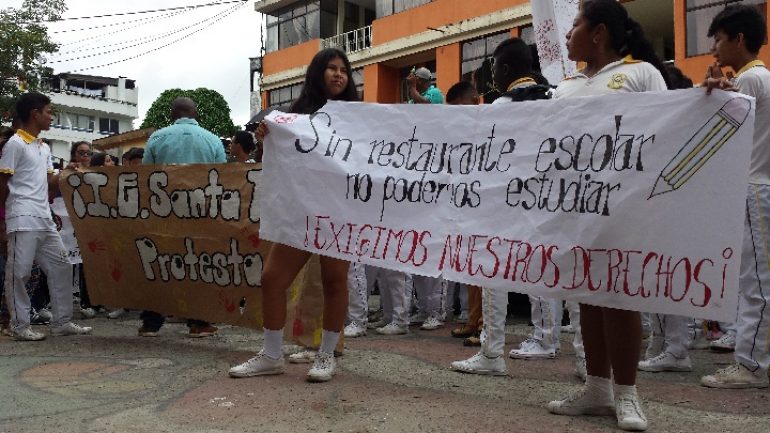 Estudiantes protestan frente a la Alcaldía de Puerto Asís. | Foto: Julián Andrade.