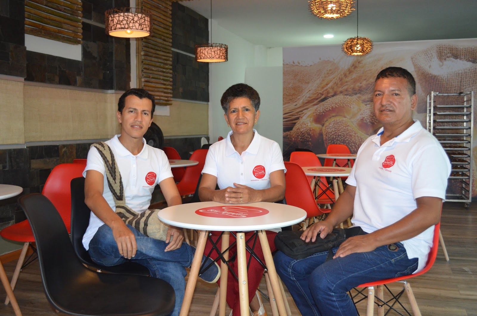 Manuel Cordero, Amparo Córdoba y Carlos Córdoba, propietarios de la panadería Bon Appetit, el primer negocio que se abre en Mocoa luego de la avalancha.
