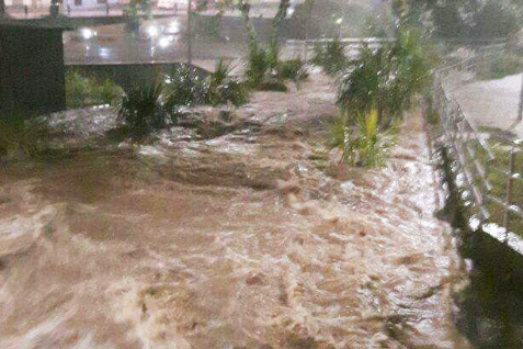 Las fuertes lluvias en la capital del Meta han provocaron inundaciones en 25 barrios y el desbordamiento de algunos caños en Villavicencio.Cortesía/Periódico del Meta.