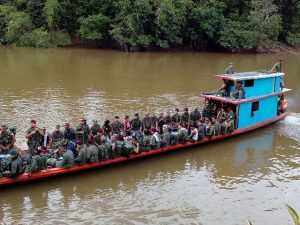 uerrilleros en putumayo transportándose por aguas del rio caquetá, para puerto rosario putumayo