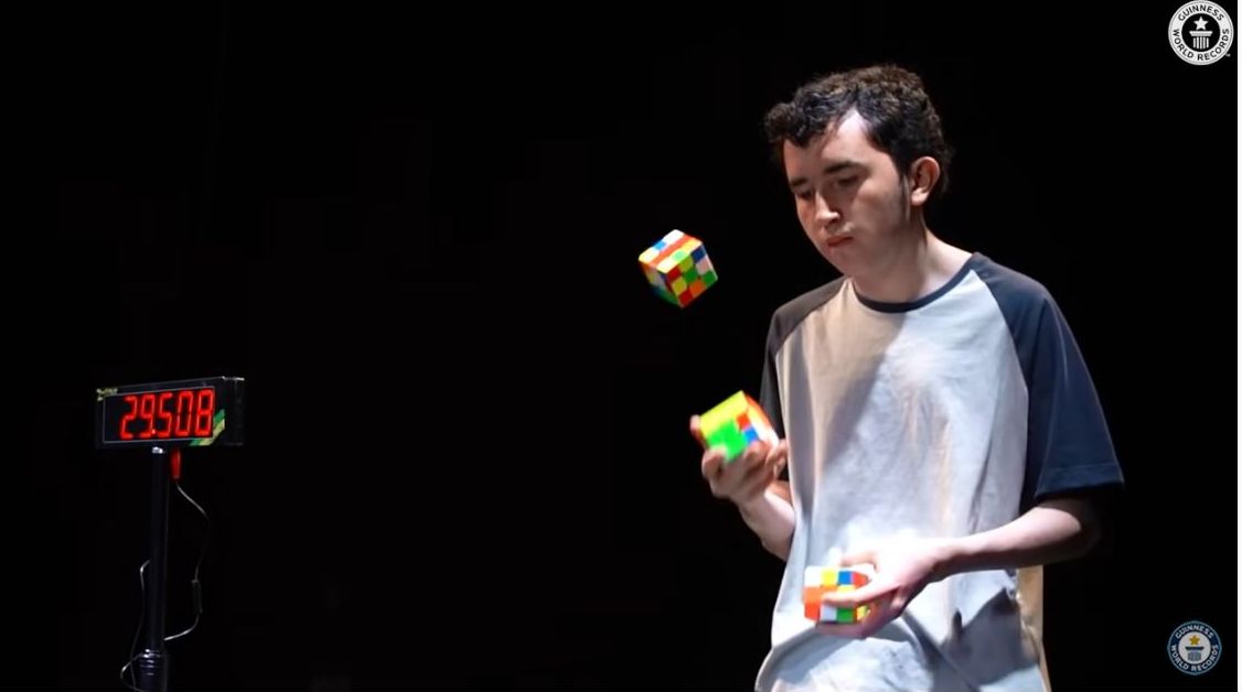 Colombiano rompe récord Guinness al armar 3 cubos Rubik haciendo malabares  – MiPutumayo.com.co